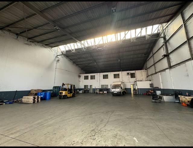 950M² WAREHOUSE TO LET IN JET PARK